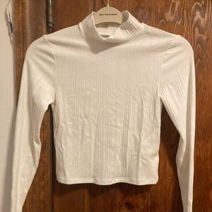 Long-sleeved white ribbed shirt